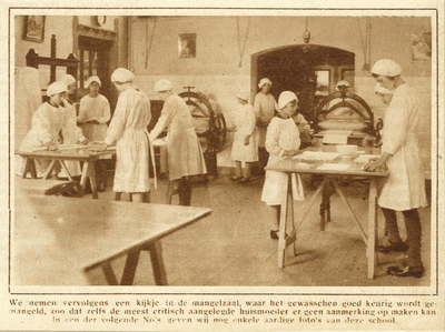 79292 Interieur van de Utrechtsche Industrie- en Huishoudschool (Nieuwegracht 135) te Utrecht: mangellokaal.